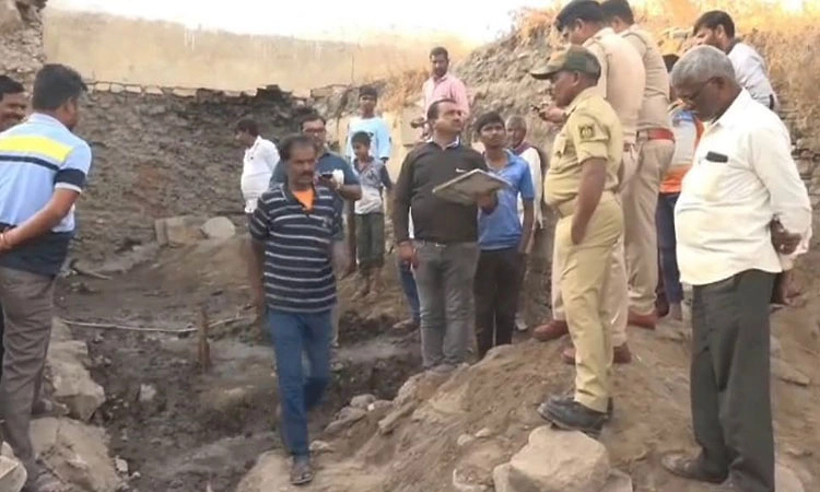 ಲಕ್ಕುಂಡಿ 12ನೇ ದಿನದ ಉತ್ಖನನ: ಕಲ್ಲಿನ ಮುಕುಟ ಮಣಿ, 3 ಕಿರೀಟದ ನಾಗಶಿಲ್ಪ ಪತ್ತೆ!