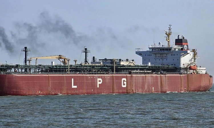 Ship carrying Iranian oil shifts course midway from India to China
