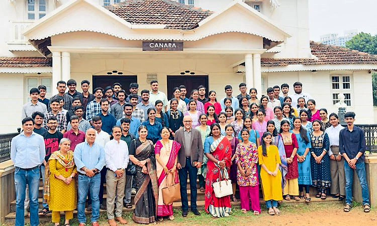 ಜಿಎಸ್‌ಬಿಎಲ್‌ ಸಹಯೋಗದೊಂದಿಗೆ ಅಜಿತ್‌ ಪ್ರಭು ಫೌಂಡೇಶನ್‌ ನಿಂದ ವಿದ್ಯಾರ್ಥಿ ವೇತನ ವಿತರಣೆ