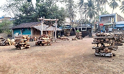 ಇಂಧನ ಬಿಕ್ಕಟ್ಟಿನ ಭೀತಿ: ಭಟ್ಕಳದಲ್ಲಿ ಉರುವಲು ಕಟ್ಟಿಗೆಗೆ ಭಾರೀ ಬೇಡಿಕೆ; ಡಿಪೋಗಳು ಖಾಲಿ!