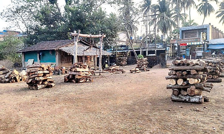 ಇಂಧನ ಬಿಕ್ಕಟ್ಟಿನ ಭೀತಿ: ಭಟ್ಕಳದಲ್ಲಿ ಉರುವಲು ಕಟ್ಟಿಗೆಗೆ ಭಾರೀ ಬೇಡಿಕೆ; ಡಿಪೋಗಳು ಖಾಲಿ!