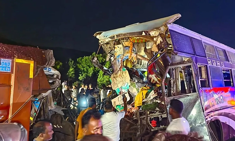 Odisha: 4 dead, 5 critical after bus-truck collision in Sundergarh