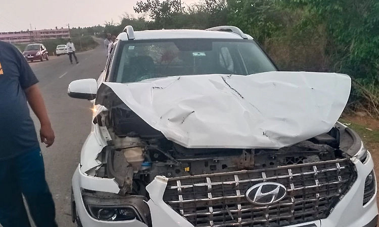 Two teachers die after car runs over pedestrians in Gadag, two injured