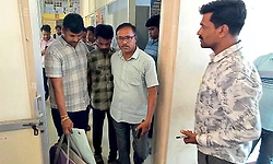 Koppal: RTO staff caught by Lokayukta while taking bribe