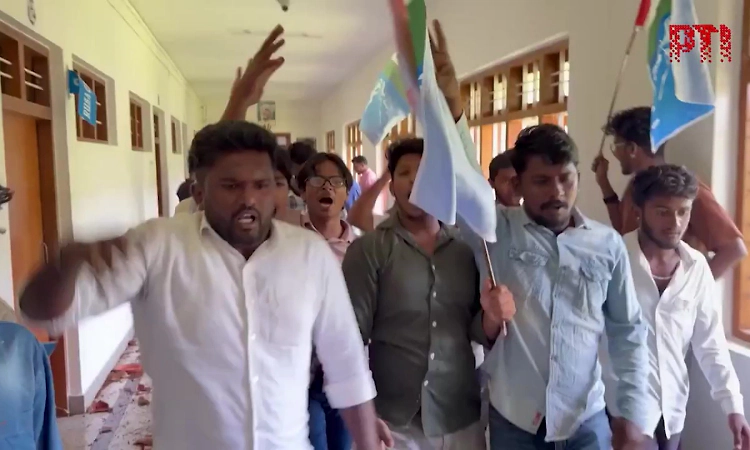 Students go on rampage in Kuvempu varsity over scholarship, hostel facilities