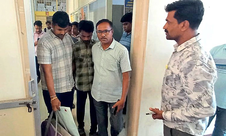 Koppala: ಲಂಚ ಪಡೆಯುವ ವೇಳೆ ಆರ್‌ಟಿಒ ಸಿಬ್ಬಂದಿ ಲೋಕಾಯುಕ್ತ ಬಲೆಗೆ