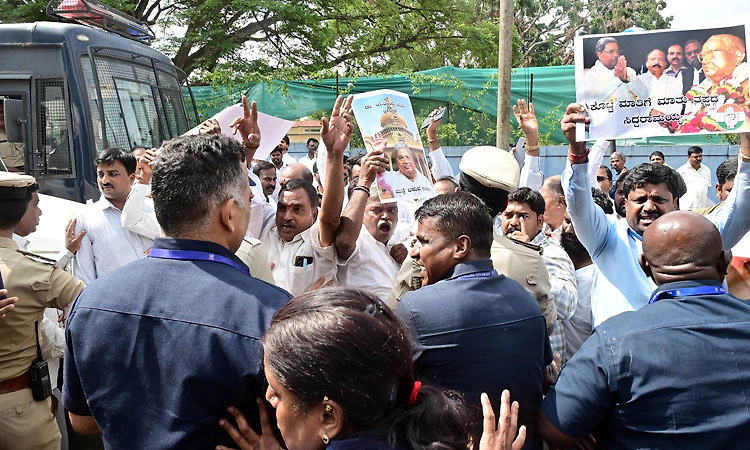 ಅಪ್ಪಾಜಿ, ರಾಜೀನಾಮೆ ನೀಡಬೇಡಿ: ಸಿದ್ದರಾಮಯ್ಯ ಎದುರು ಅಭಿಮಾನಿಗಳ ಕಣ್ಣೀರು