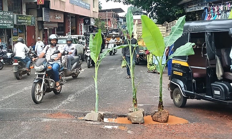 Locals plant banana sapling in Karkala pothole to protest administrative negligence