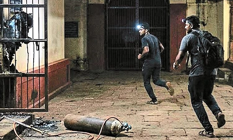 ದೇವಸ್ಥಾನದ ಸಿಬ್ಬಂದಿ ಕೂಗಿಗೆ ಹೆದರಿ ಚಿನ್ನಾಭರಣ ಕಳವು ಯತ್ನ ಕೈಬಿಟ್ಟು ಓಡಿದ ಖದೀಮರು