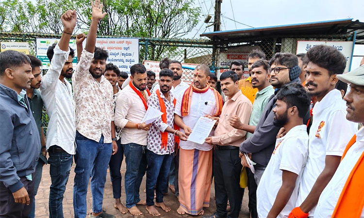 ದತ್ತಪೀಠ ಬಳಿ ಅನಧಿಕೃತ ಗೋರಿಗಳ ವಿವಾದ: ಉತ್ಖನನಕ್ಕೆ ಹಿಂದೂ ಸಂಘಟನೆಗಳ ಆಗ್ರಹ