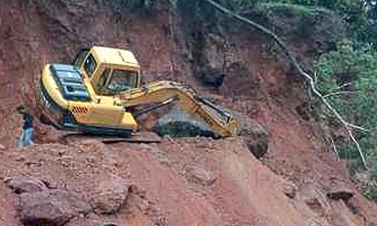 Mangaluru: ಹಿಟಾಚಿ ಮೇಲೆ ಬಿದ್ದ ಬಂಡೆ ಕಲ್ಲು
