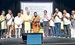 ಅರ್ಪಣ ಮನೋಭಾವ ಬೆಳೆಸಿಕೊಳ್ಳಿ: ಶ್ರೀ ವಿಶ್ವವಲ್ಲಭತೀರ್ಥ ಶ್ರೀಪಾದರು