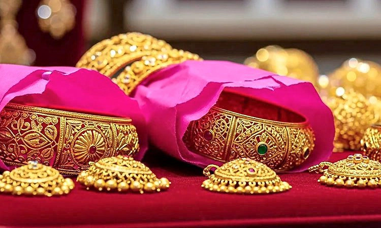 ಚಿನ್ನದ ಬೆಲೆ ಕುಸಿಯುತ್ತಿದ್ದಂತೆ ಹಳೇಯ ಆಭರಣ ಮಾರಾಟಕ್ಕೆ ಮುಂದಾದ ಜನರು! ಕಾರಣವೇನು?