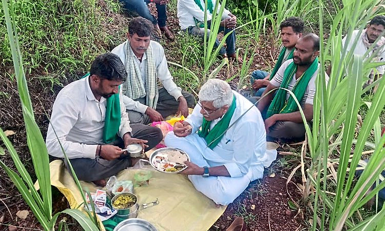 ಧಾರವಾಡ ರೈತರ ಹೊಲದಲ್ಲಿ ಕಾರ ಹುಣ್ಣಿಮೆ ಬುತ್ತಿಯೂಟ ಸವಿದ ಕೇಂದ್ರ ಸಚಿವ ಶೇಖಾವತ್