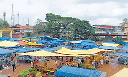 ಪುತ್ತೂರಿನ ವಾರದ ಸಂತೆಗೆ ಟರ್ಪಾಲೇ ಆಸರೆ