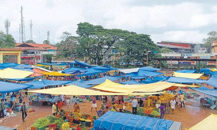 ಪುತ್ತೂರಿನ ವಾರದ ಸಂತೆಗೆ ಟರ್ಪಾಲೇ ಆಸರೆ