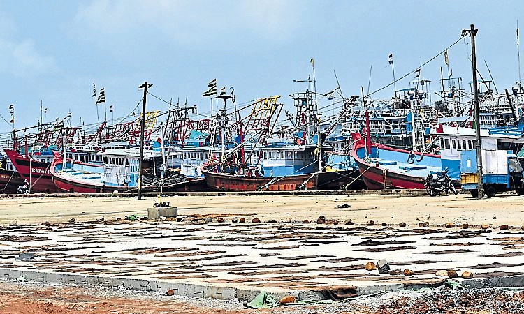 ಬಂದರು ನವೀಕರಣ: ದಕ್ಕೆ ಚಟುವಟಿಕೆಗೆ ಕಡಿವಾಣ