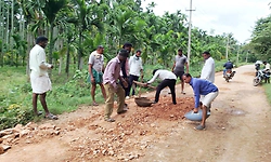 Holehonnuru: ರಸ್ತೆ ಗುಂಡಿ ಮುಚ್ಚಿ ಮಾದರಿಯಾದ ಗ್ರಾಮದ ಯುವಕರು; ಸಾರ್ವಜನಿಕರಿಂದ ಮೆಚ್ಚುಗೆ