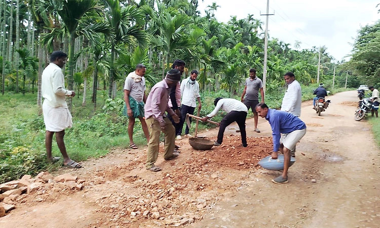 Holehonnuru: ರಸ್ತೆ ಗುಂಡಿ ಮುಚ್ಚಿ ಮಾದರಿಯಾದ ಗ್ರಾಮದ ಯುವಕರು; ಸಾರ್ವಜನಿಕರಿಂದ ಮೆಚ್ಚುಗೆ