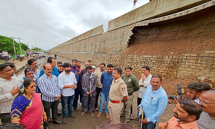 ಮಳೆಗೆ ನಿಪ್ಪಾಣಿ ಬಳಿ ಕುಸಿದ ಪುಣೆ–ಬೆಂಗಳೂರು ರಾಷ್ಟ್ರೀಯ ಹೆದ್ದಾರಿ... ವಾಹನ ಸವಾರರ ಪರದಾಟ