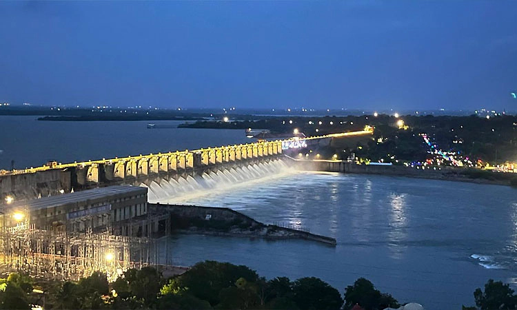26 ಗೇಟ್‌ಗಳು ತೆರೆದು 1.10 ಲಕ್ಷ ಕ್ಯೂಸೆಕ್ ನೀರು ಬಿಡುಗಡೆ: ನದಿಪಾತ್ರದ ಜನರಿಗೆ ಎಚ್ಚರಿಕೆ