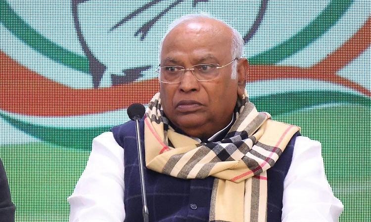 ಪೊಲೀಸ್‌ ದಾಳಿಯಿಂದ ಪ್ರಜಾಪ್ರಭುತ್ವಕ್ಕೆ ಧಕ್ಕೆ: ಮಲ್ಲಿಕಾರ್ಜುನ ಖರ್ಗೆ