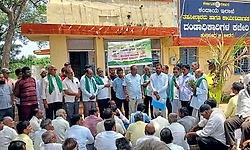 ಹುಲಸೂರು ಬರಗಾಲ ಘೋಷಣೆಗೆ ಆಗ್ರಹ: ರೈತರ ಪಾದಯಾತ್ರೆ ಮುಖಾಂತರ ಪ್ರತಿಭಟನೆ