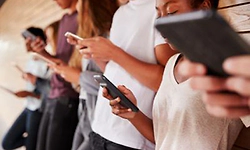 Mobile Addiction: ಬೆರಳ ತುದಿಯಲ್ಲಿ ಬಂಧಿಯಾದ ಬದುಕು