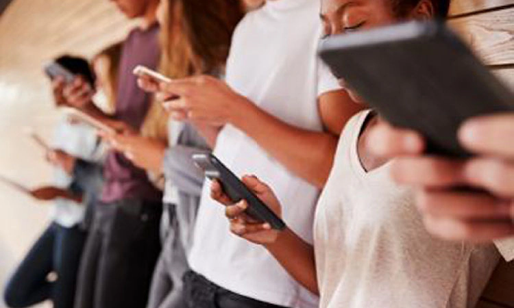 Mobile Addiction: ಬೆರಳ ತುದಿಯಲ್ಲಿ ಬಂಧಿಯಾದ ಬದುಕು
