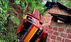 Kasaragod: ಟಿಪ್ಪರ್‌ ಲಾರಿ ಮನೆ ಮೇಲೆ ಮಗುಚಿ ಬಿದ್ದು ಚಾಲಕನ ಸಾವು