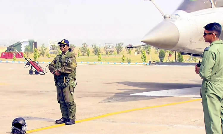 President Murmu takes sortie in Rafale fighter jet
