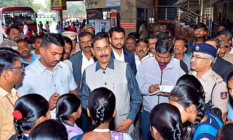 Koppal: ಬಸ್ ನಿಲ್ದಾಣಕ್ಕೆ ಉಪ ಲೋಕಾಯುಕ್ತರ ಭೇಟಿ; ಅಧಿಕಾರಿಗಳಿಗೆ‌ ತರಾಟೆ