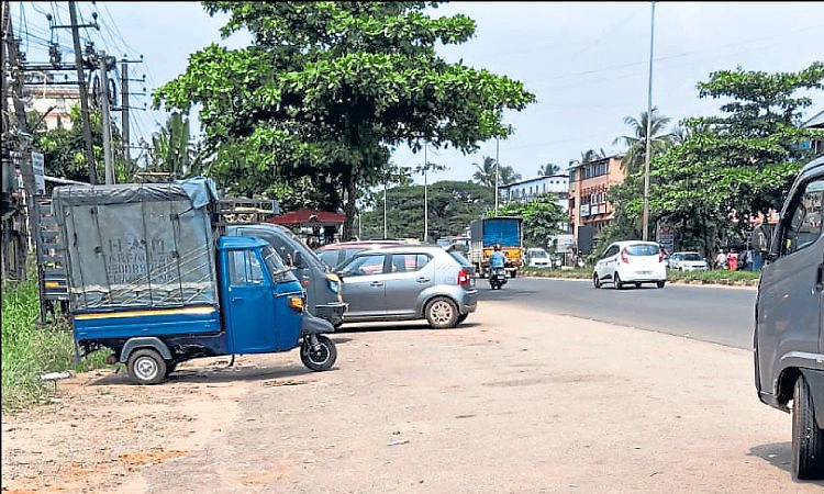Surathkal: ಕಡತದಲ್ಲೇ ಉಳಿದ ಬಸ್‌ ಬೇ ಪ್ರಸ್ತಾವನೆ