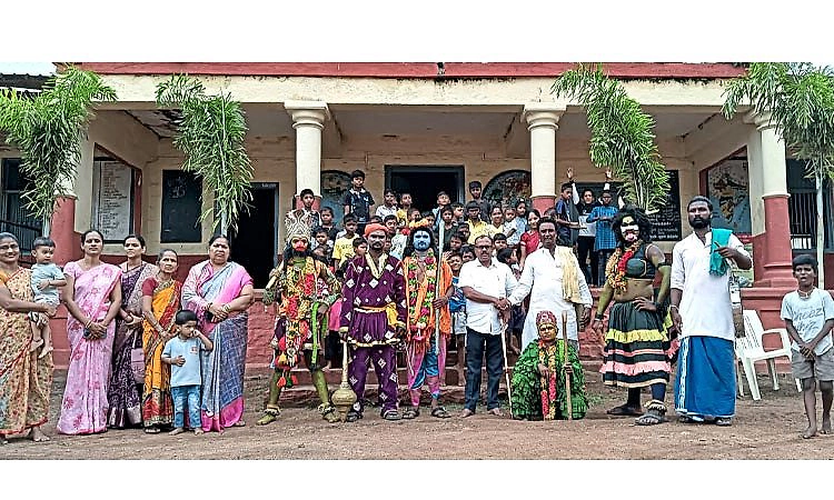 Rabkavi Banhatti: ಬಹುರೂಪಿಗಾರರನ್ನು ಶಾಲೆಗೆ ಕರೆಸಿ ಮಕ್ಕಳಿಗೆ ರಾಮಾಯಣದ ಪಾಠ