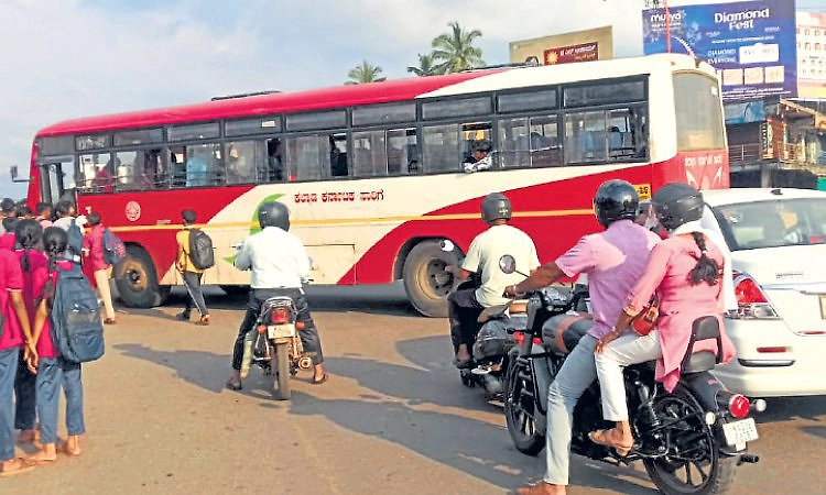 ಉಜಿರೆ: ಸರ್ಕಲ್‌ನಲ್ಲೇ ವಾಹನ ನಿಲುಗಡೆ