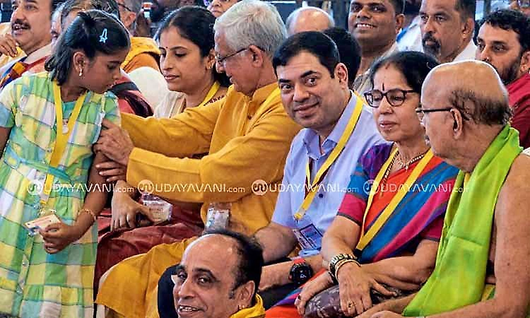 PM meets Gautam Pai along with several dignitaries at Udupi