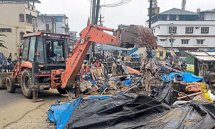 Sakaleshpur: over 100 unauthorized shops removed in footpath clearance drive