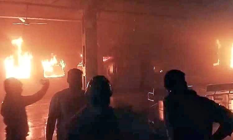 ಚಲಿಸುತ್ತಿದ್ದ ಎಕ್ಸ್‌ಪ್ರೆಸ್ ರೈಲಿನಲ್ಲಿ ಅಗ್ನಿ ಅವಘಡ... ಓರ್ವ ಮೃತ್ಯು, 158 ಮಂದಿ ಪಾರು