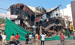 Vijayapura: ಅಗ್ನಿ ಅವಘಡ: ಶ್ರೀಕೃಷ್ಣ ಪ್ಯಾಲೇಸ್ ಹೋಟೆಲ್ ಸುಟ್ಟು ಭಸ್ಮ