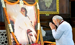 Mahatma Gandhi ಸ್ವದೇಶಿ ಮಂತ್ರ ದೇಶದ ಅಭಿವೃದ್ಧಿಗೆ ಮೂಲಭೂತ ಆಧಾರಸ್ತಂಭ: ಪ್ರಧಾನಿ ಮೋದಿ