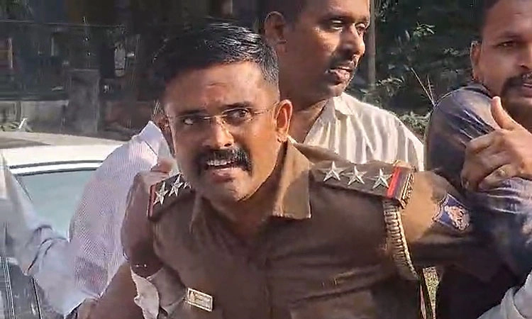 ಕೇಸ್‌ನಲ್ಲಿ ಹೆಸರು ಸೇರಿಸದಿರಲು 4 ಲಕ್ಷ ರೂ.ಬೇಡಿಕೆ: ಲಂಚ ಪಡೆಯುವಾಗ ಪಿಐ ಬಲೆಗೆ