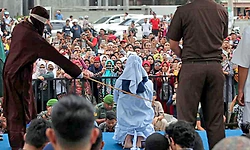 ಅಕ್ರಮ ಸಂಬಂಧ: ಇಂಡೋನೇಷ್ಯಾ ಮಹಿಳೆಗೆ ಷರಿಯಾದಡಿ ಛಡಿಯೇಟು