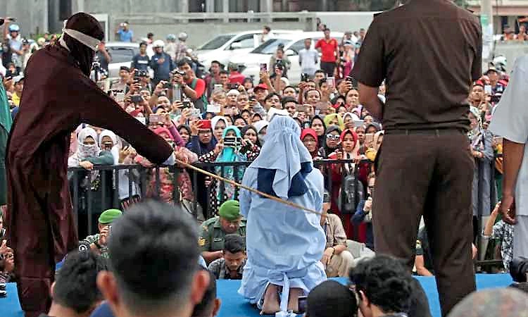 ಅಕ್ರಮ ಸಂಬಂಧ: ಇಂಡೋನೇಷ್ಯಾ ಮಹಿಳೆಗೆ ಷರಿಯಾದಡಿ ಛಡಿಯೇಟು