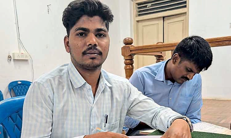 ಖಾತೆ ಮಾಡಿಕೊಡಲು 1 ಲಕ್ಷ ರೂ. ಬೇಡಿಕೆ...  ಲೋಕಾಯುಕ್ತ ಬಲೆಗೆ ಬಿದ್ದ ಗ್ರಾಮ ಲೆಕ್ಕಾಧಿಕಾರಿ