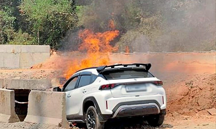 Uppinangady: ಮೋರಿಗೆ ಢಿಕ್ಕಿಯಾಗಿ ಉರಿದ ಕಾರು: ಇಬ್ಬರು ಪಾರು