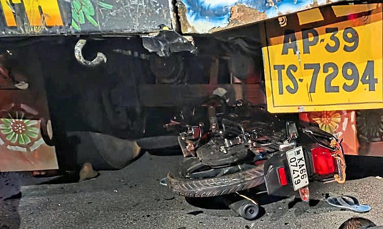 ಶಿವಮೊಗ್ಗ: ಭೀಕರ ಅಪಘಾತ... ಹೋಟೆಲ್ ಕೆಲಸ ಮುಗಿಸಿ ಮನೆಗೆ ಹೊರಟಿದ್ದ ದಂಪತಿಯ ದಾರುಣ ಅಂತ್ಯ