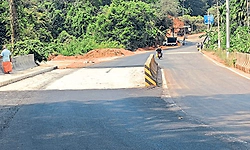 ದೇವಸ್ಯ ಸೇತುವೆ ಗೊಂದಲ ರಸ್ತೆ ಮಧ್ಯೆ ತಡೆಗೋಡೆ! ಅಪಘಾತದ ಭೀತಿ