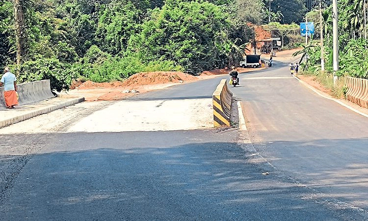 ದೇವಸ್ಯ ಸೇತುವೆ ಗೊಂದಲ ರಸ್ತೆ ಮಧ್ಯೆ ತಡೆಗೋಡೆ! ಅಪಘಾತದ ಭೀತಿ