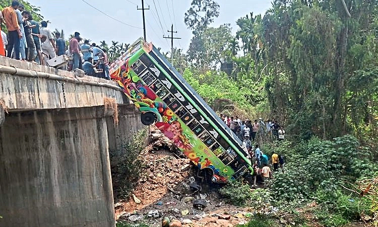 Bhadravathi: ಹಳ್ಳಕ್ಕೆ ಬಿದ್ದ 35 ಜನರಿದ್ದ ಬಸ್‌: ಇಬ್ಬರ ಕಾಲು ಮುರಿತ, ಅನೇಕ ಮಂದಿಗೆ ಗಾಯ