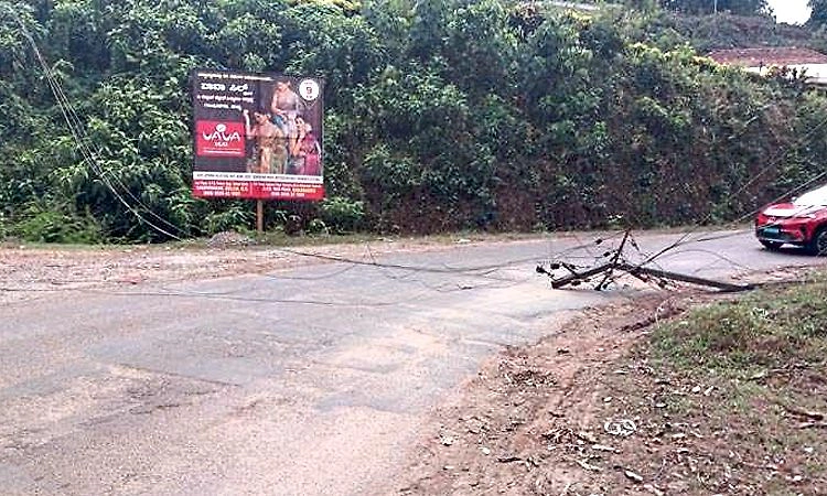 ವಿದ್ಯುತ್‌ ಲೈನ್‌ಗೆ ತಾಗಿದ ಖಾಸಗಿ ಬಸ್‌: ರಸ್ತೆಗೆ ಮುರಿದು ಬಿದ್ದ ವಿದ್ಯುತ್‌ ಕಂಬ